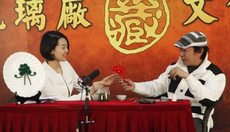 琉璃厂收藏文化节梁大成现场表演绒鸟制作